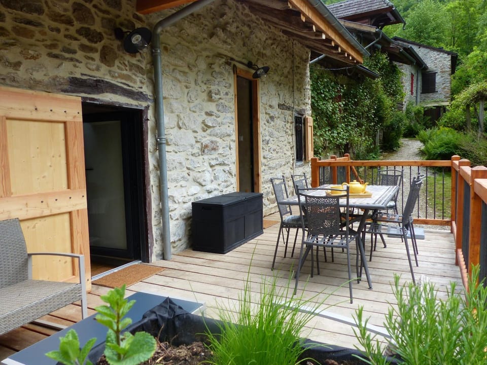 Patio, Garden, Living room, Seating area, Dining area, Garden view
