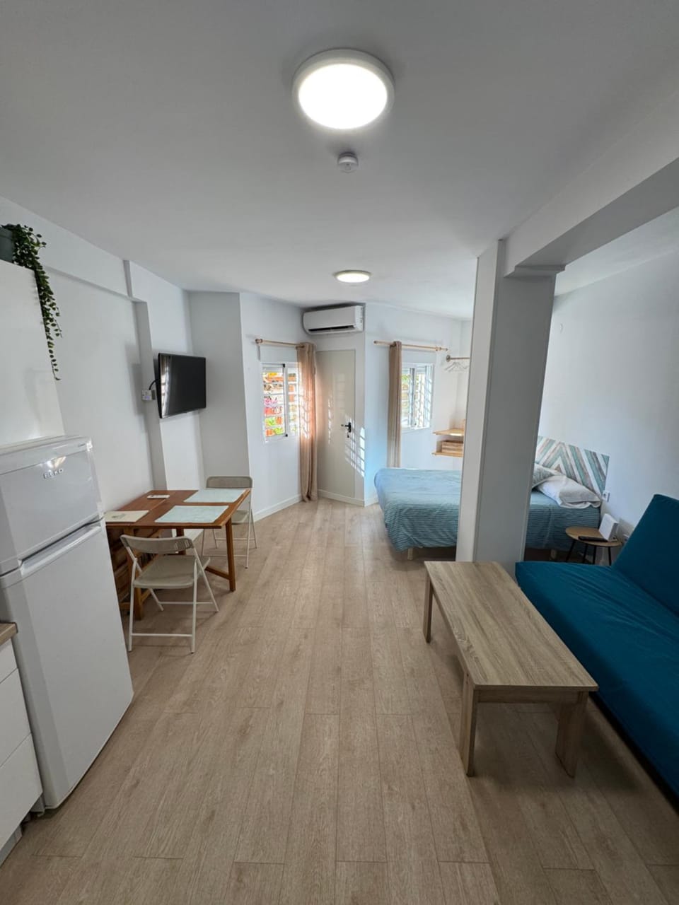 Bed, TV and multimedia, Living room, Photo of the whole room, Dining area