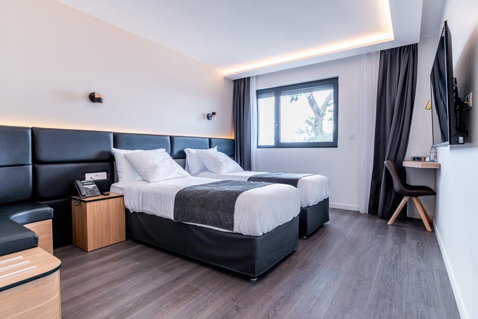 Bed, TV and multimedia, Seating area, Bedroom