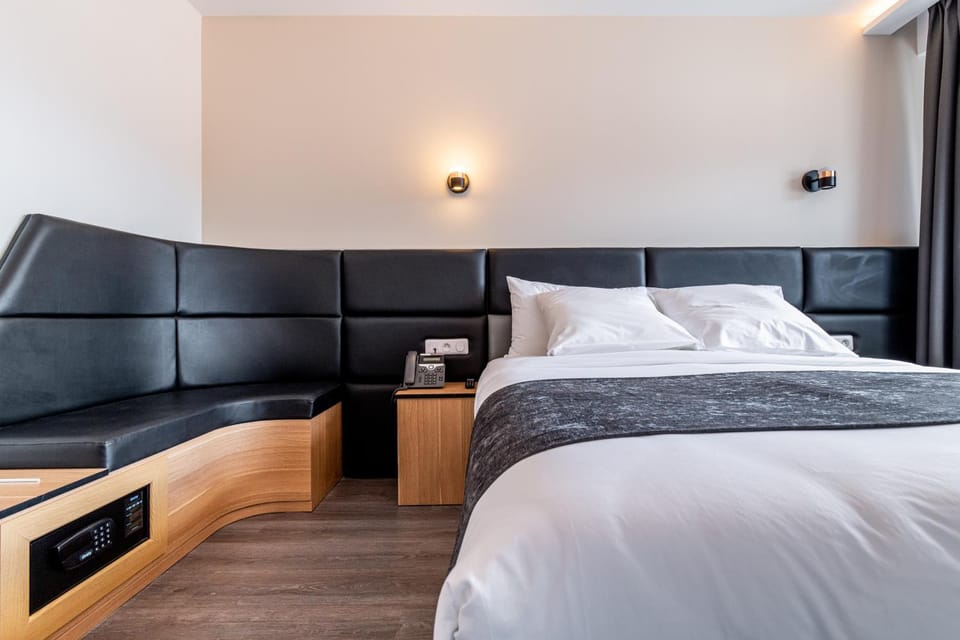 Bed, Seating area, Bedroom