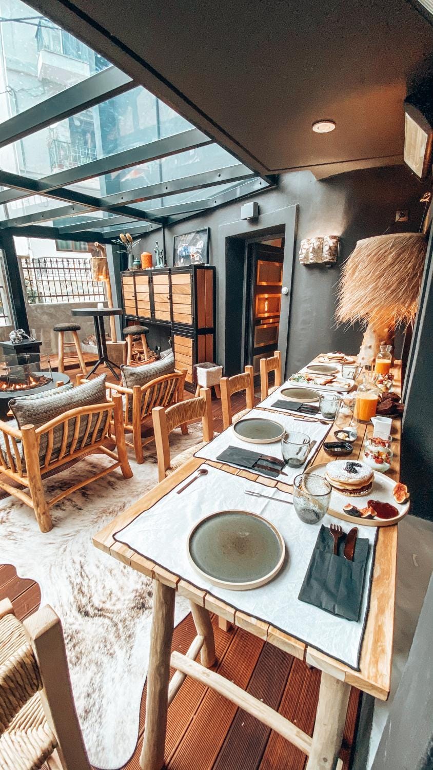 Property building, Restaurant/places to eat, Breakfast