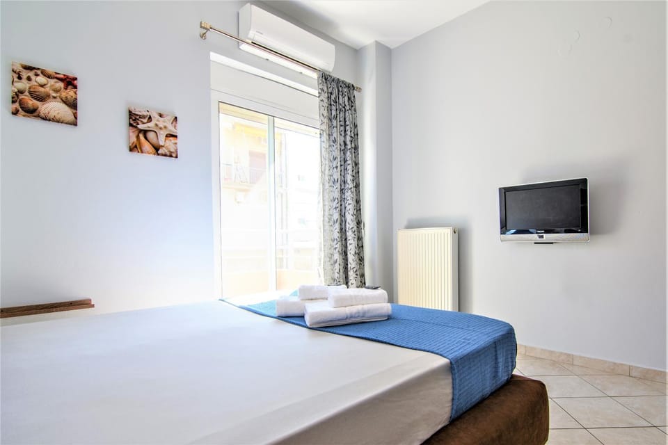 Bed, TV and multimedia, Balcony/Terrace, Balcony/Terrace, Photo of the whole room, Decorative detail, Bedroom, towels, air conditioner