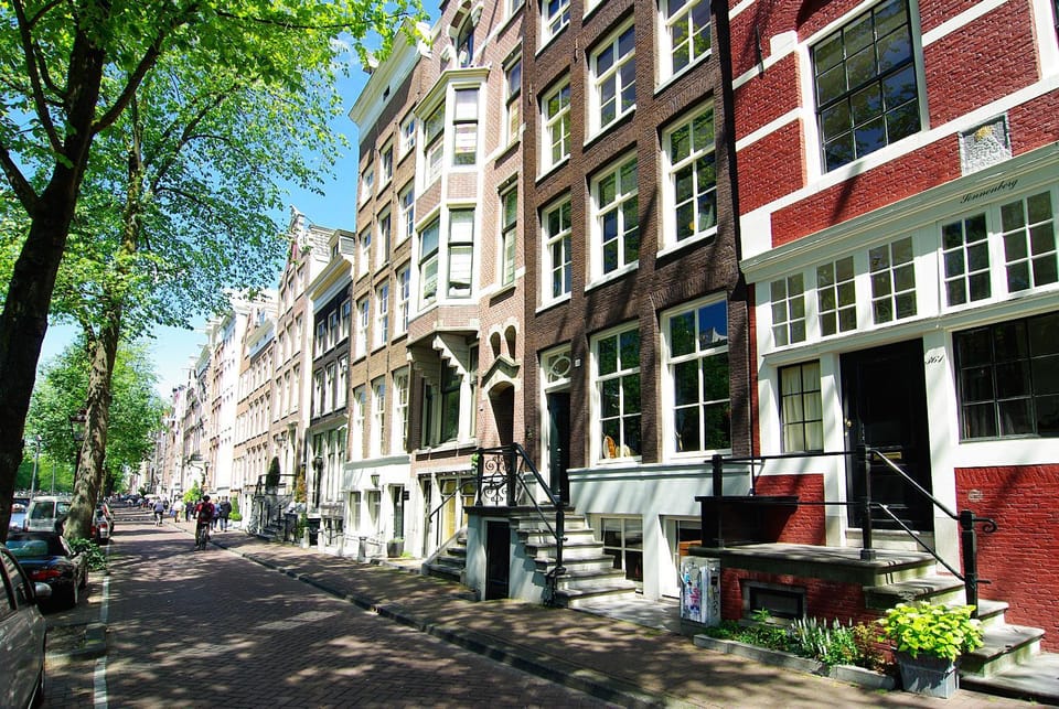 Property building, Neighbourhood
