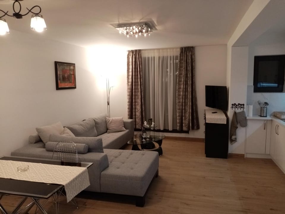 TV and multimedia, Living room, Decorative detail, Seating area