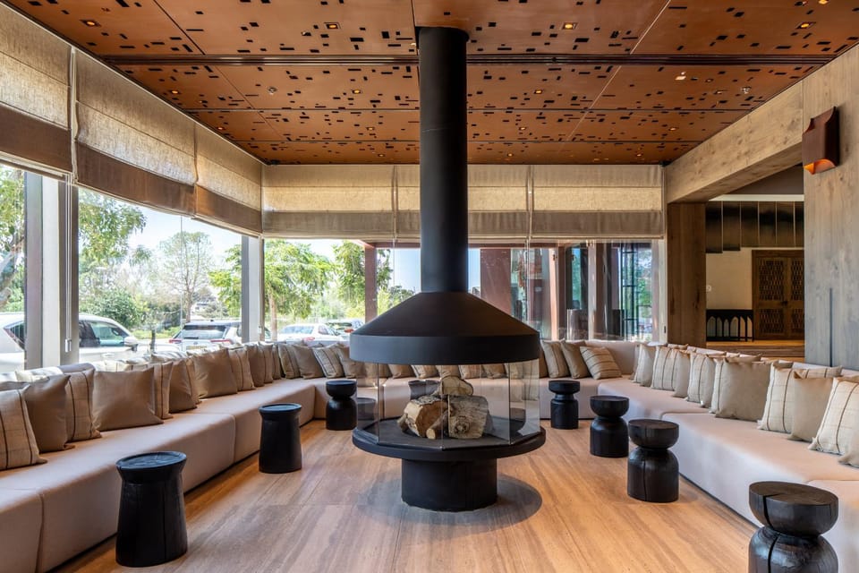 Seating area, fireplace
