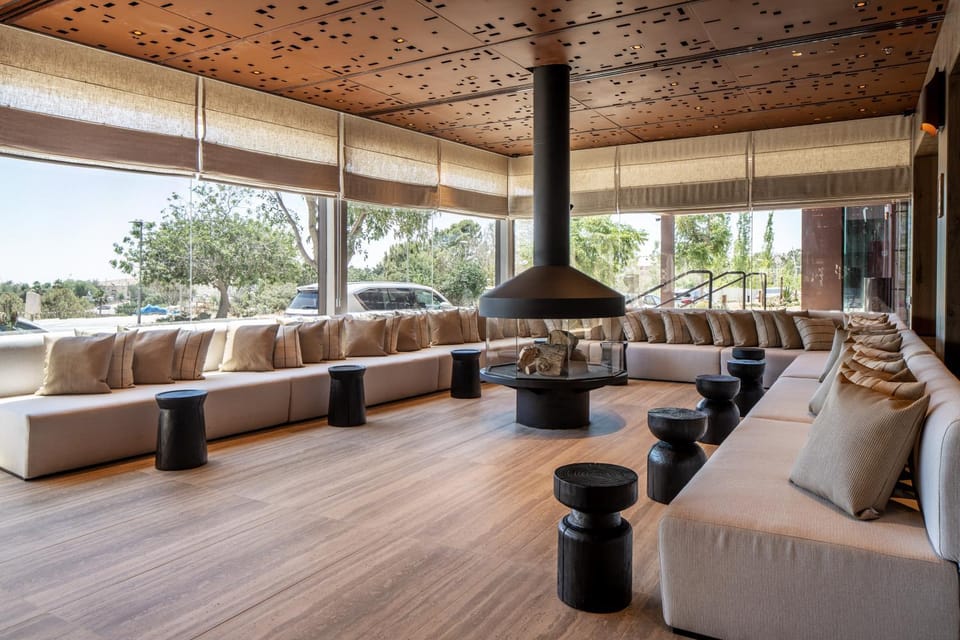 Seating area, fireplace