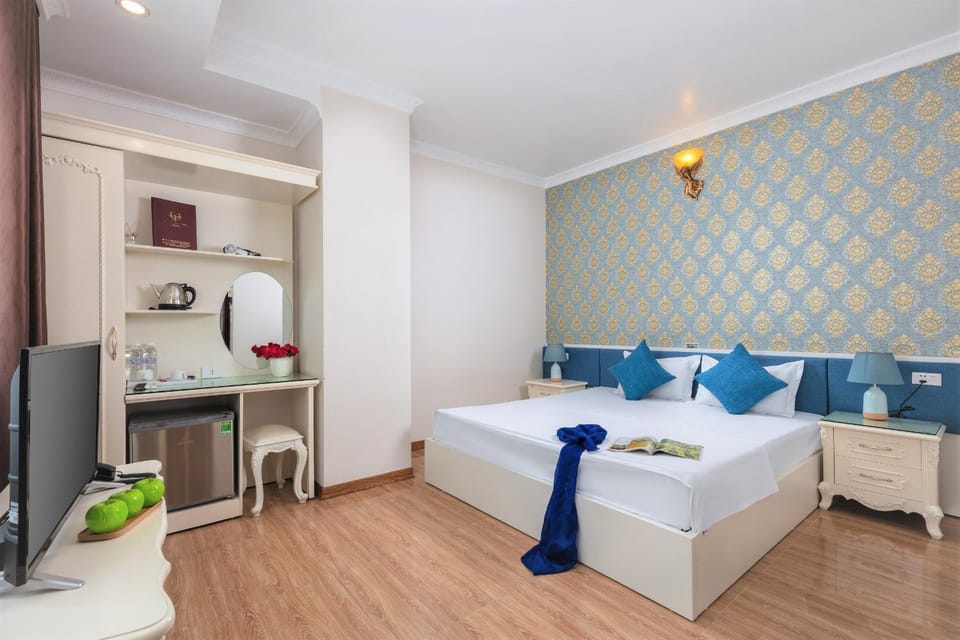 Bed, TV and multimedia, Coffee/tea facilities, Photo of the whole room, Bedroom, City view, Street view, Quiet street view, locker, oven, room service, soundproof, wardrobe, air conditioner