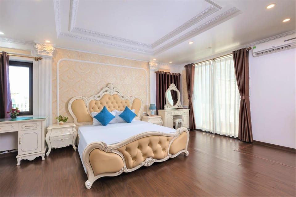 Bed, View (from property/room), Balcony/Terrace, Living room, Photo of the whole room, Bedroom, Guests, City view, Street view, locker, soundproof, air conditioner