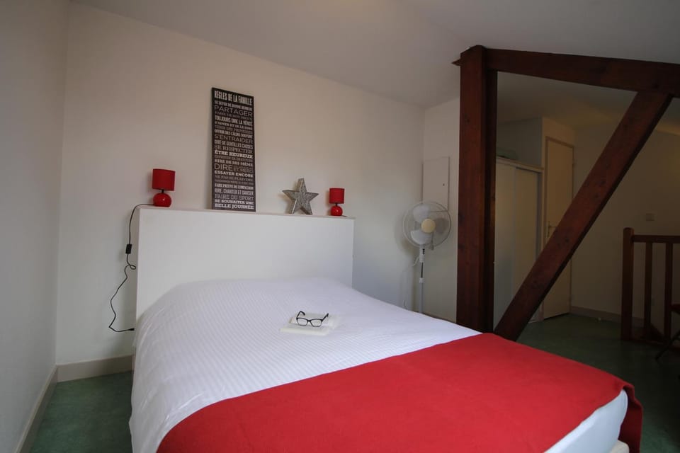 Photo of the whole room, Bedroom