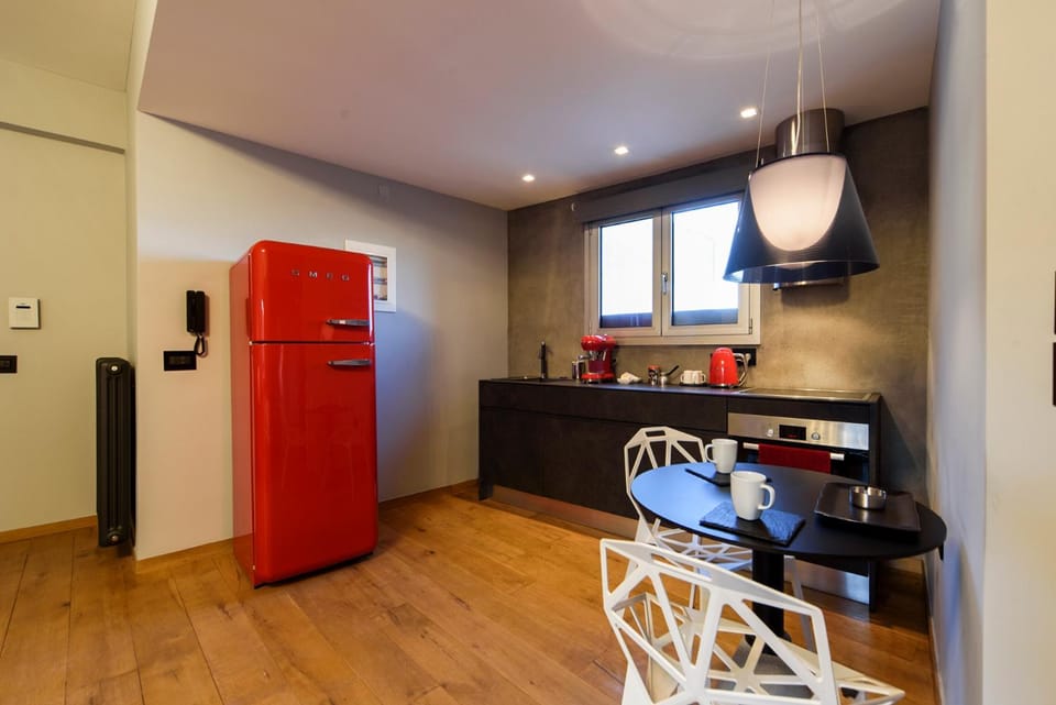 Kitchen or kitchenette, Dining area