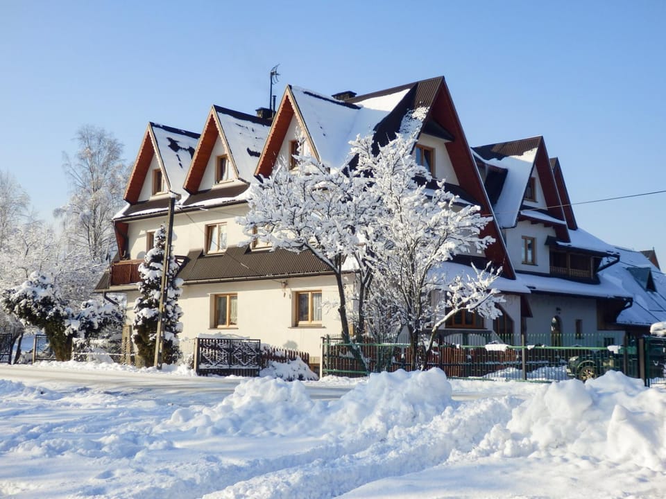 Property building, Facade/entrance, Neighbourhood, Natural landscape, Winter, Garden, View (from property/room), Other, Decorative detail, Floor plan, On site, Area and facilities