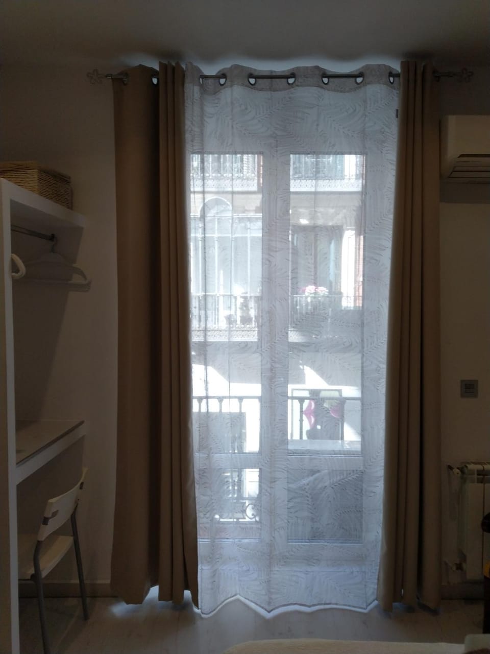 Photo of the whole room, Decorative detail