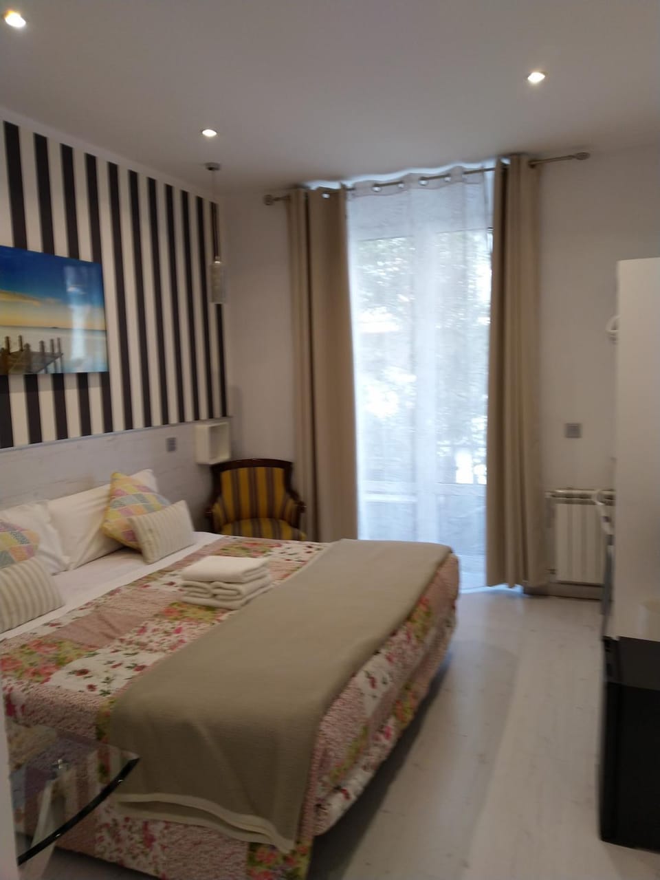 Photo of the whole room, Decorative detail