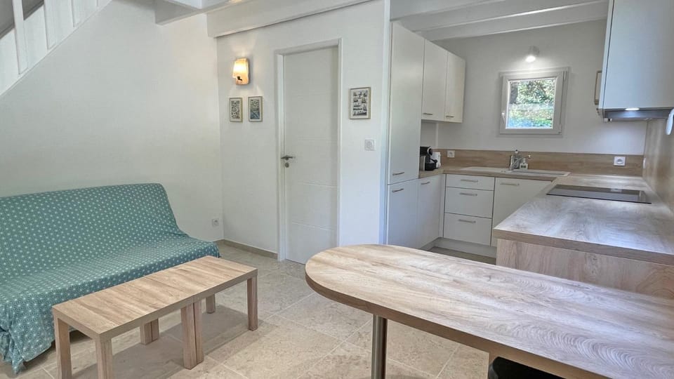 Kitchen or kitchenette, Living room, Seating area, Dining area