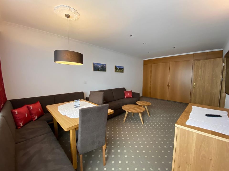 TV and multimedia, Living room, Seating area, Dining area, Mountain view