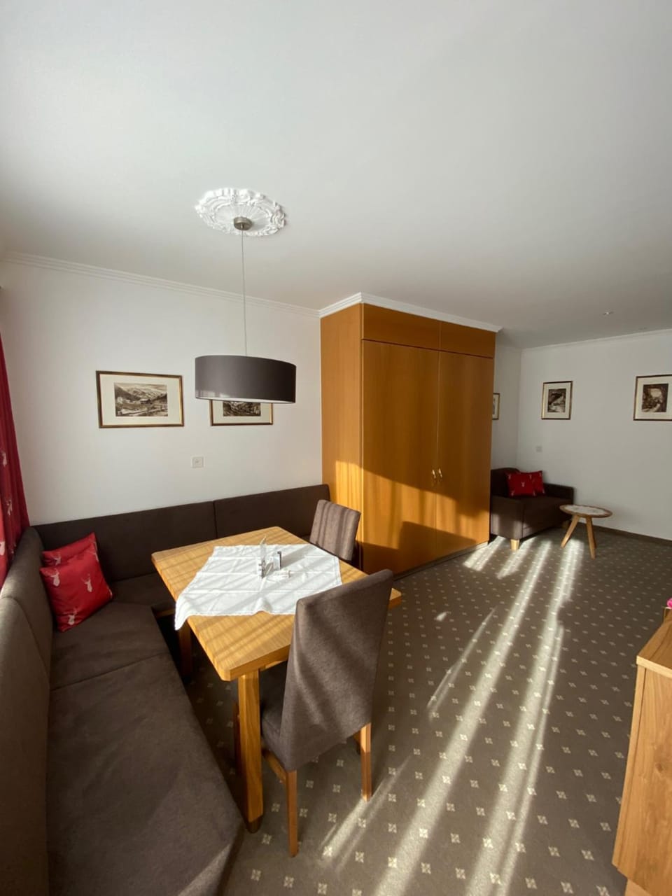 Living room, Decorative detail, Seating area, Dining area