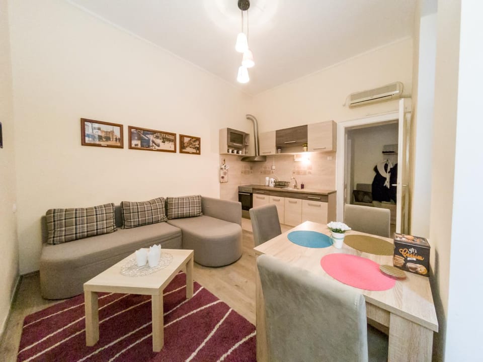 Bed, Day, Winter, Kitchen or kitchenette, Living room, Photo of the whole room, Decorative detail, Seating area, Dining area, Bedroom