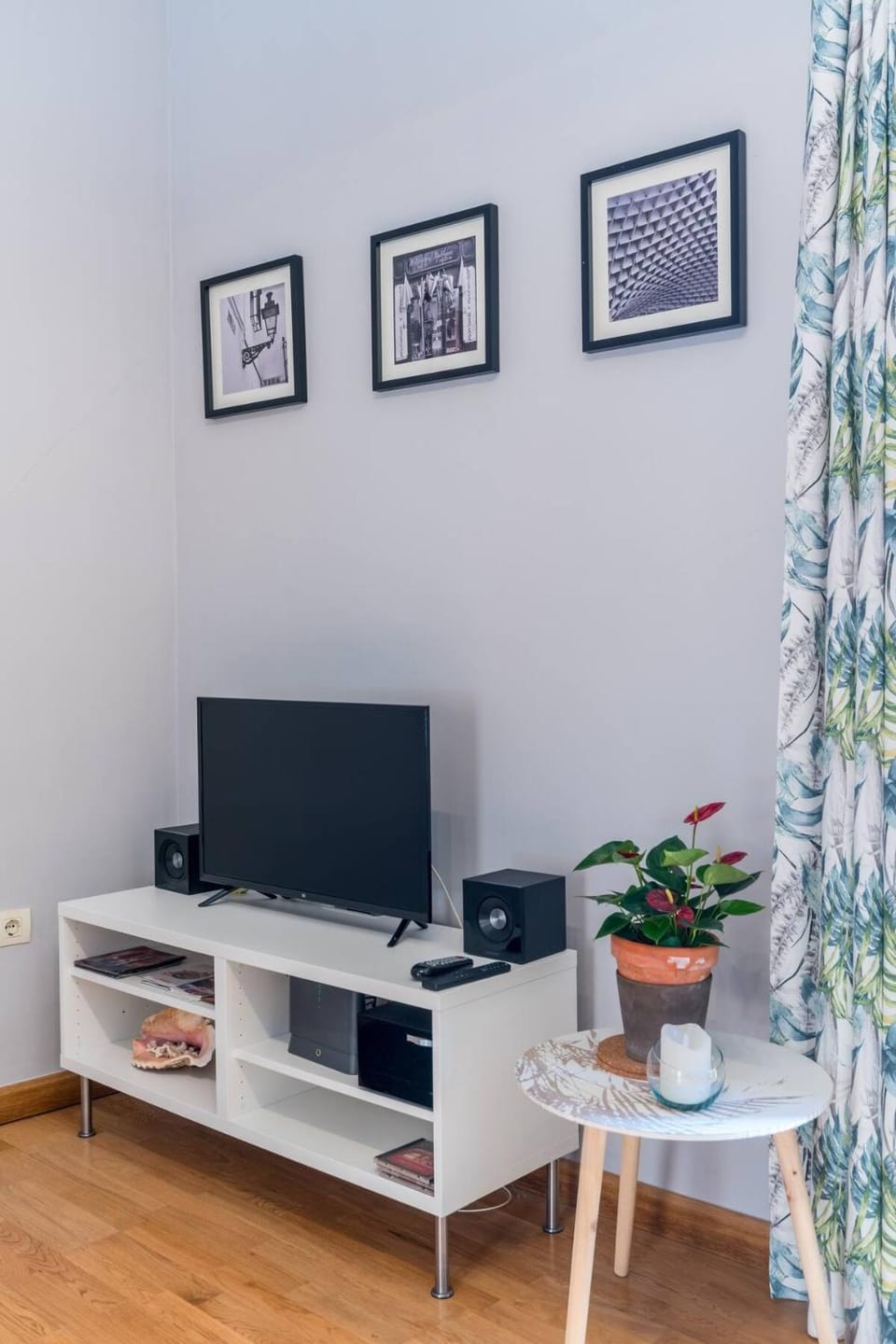 TV and multimedia, Balcony/Terrace, Living room, Quiet street view