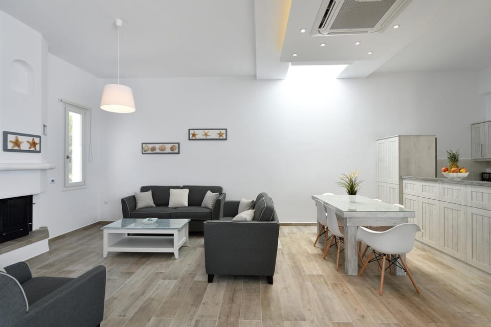 Kitchen or kitchenette, Living room, Dining area