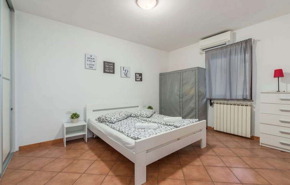 Bedroom, air conditioner
