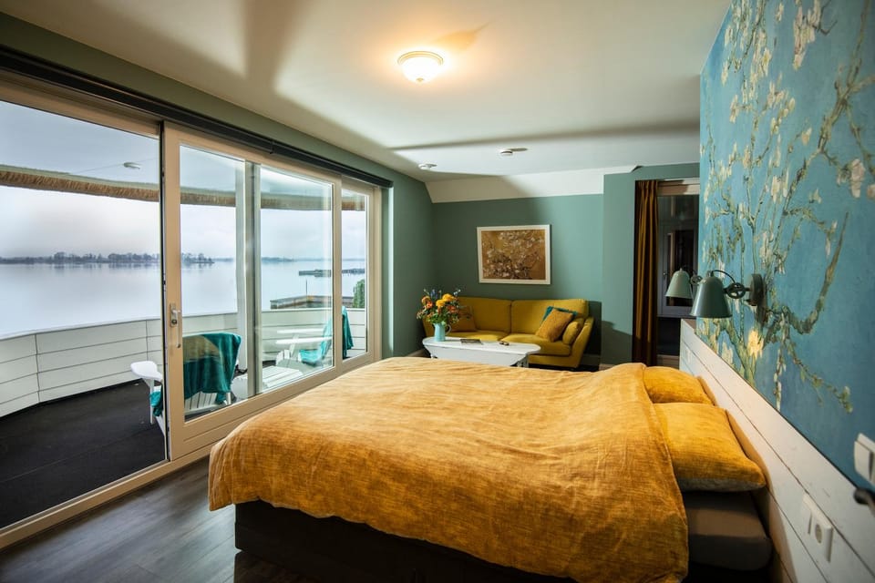 TV and multimedia, Photo of the whole room, Seating area, Lake view, River view