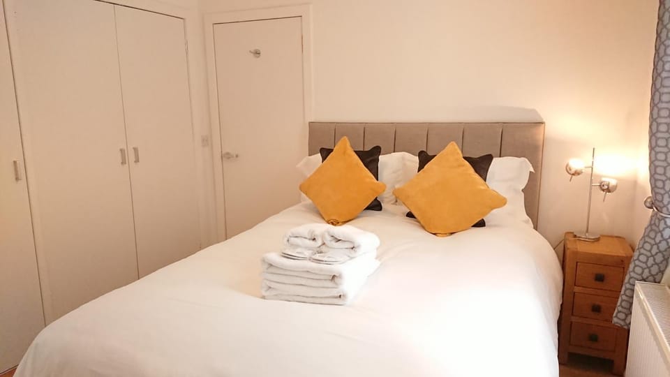 Bed, Day, Summer, Bedroom