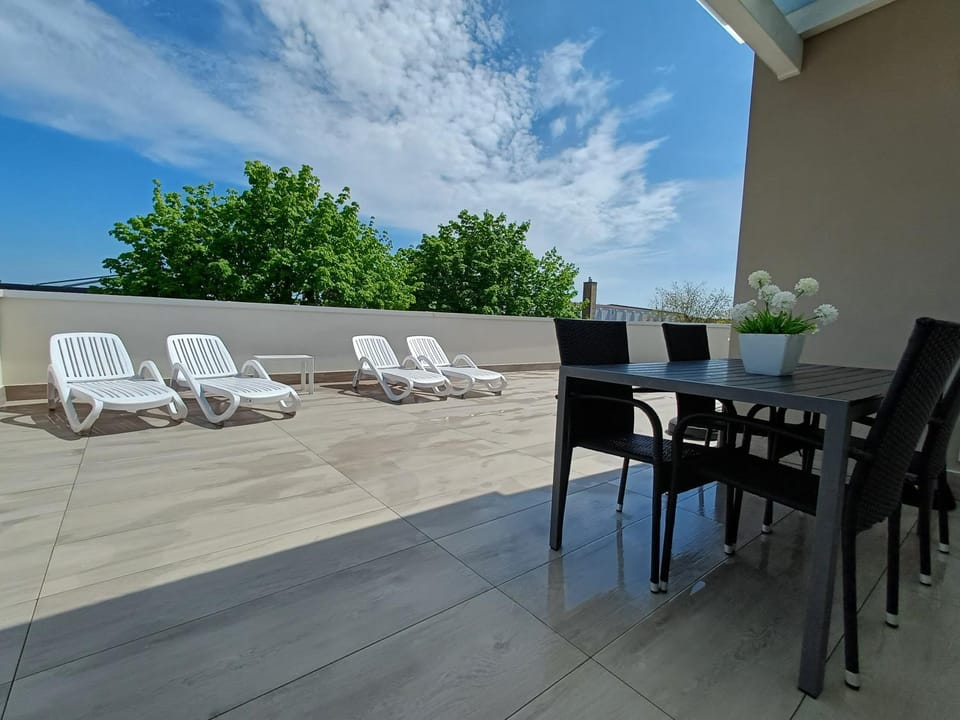 Balcony/Terrace, sunbed