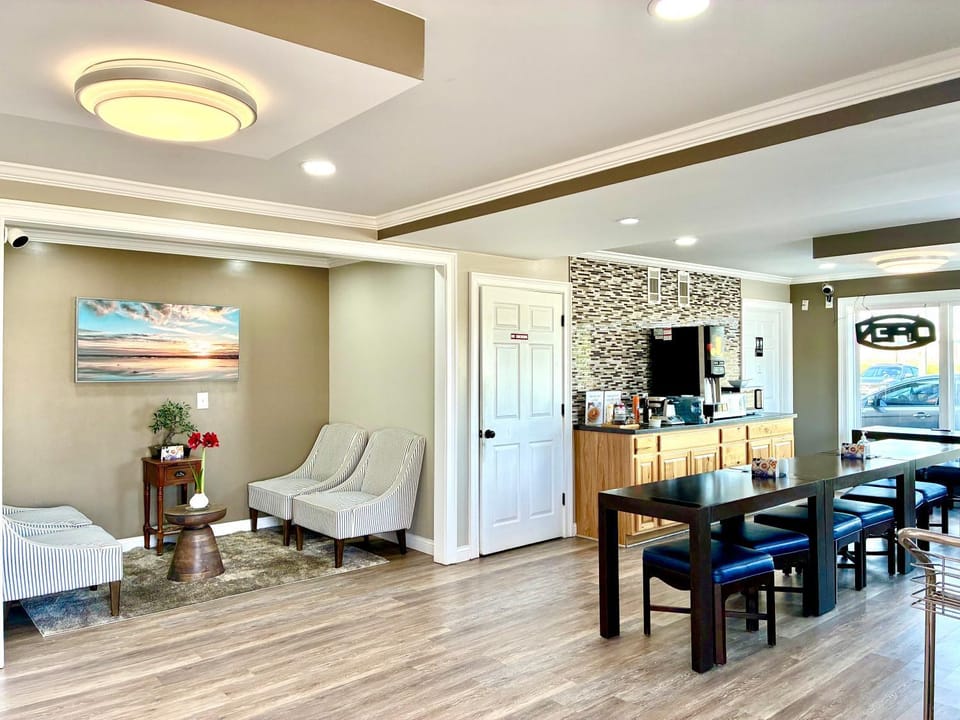 Coffee/tea facilities, Lobby or reception, Seating area, Breakfast, Buffet breakfast, microwave