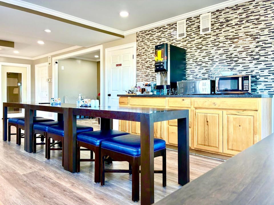 Coffee/tea facilities, Lobby or reception, Seating area, Breakfast, Buffet breakfast, microwave