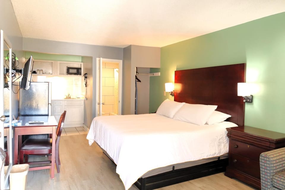 Bed, Bathroom, TV and multimedia, Kitchen or kitchenette, Photo of the whole room, Seating area, Bedroom, microwave, kitchen