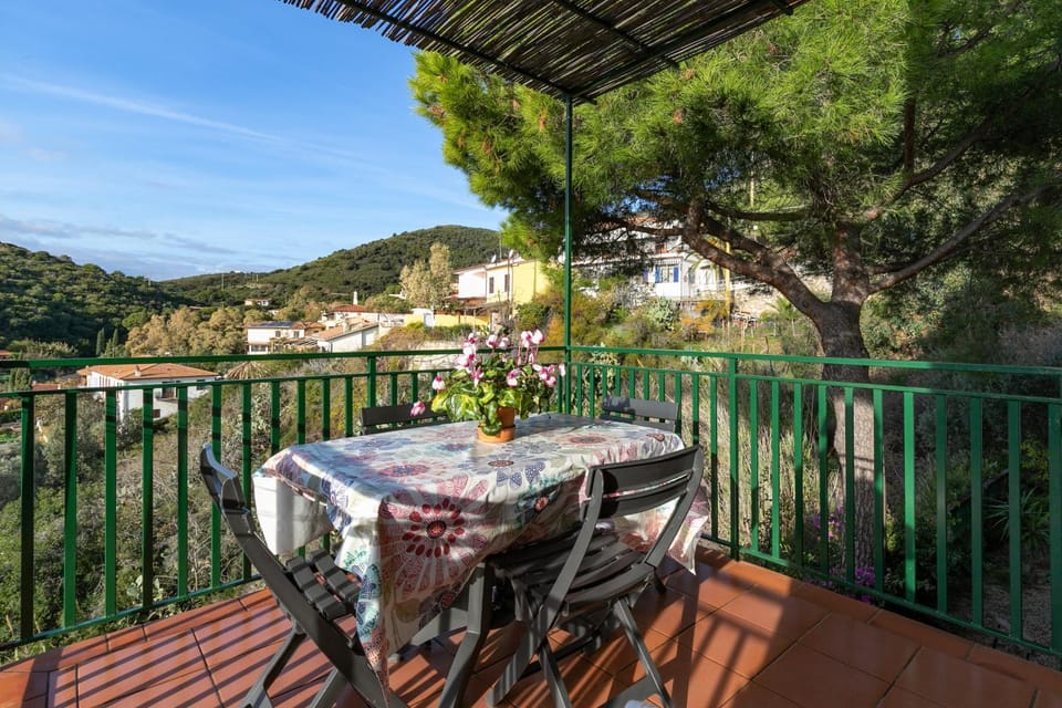 Property building, Balcony/Terrace, Living room