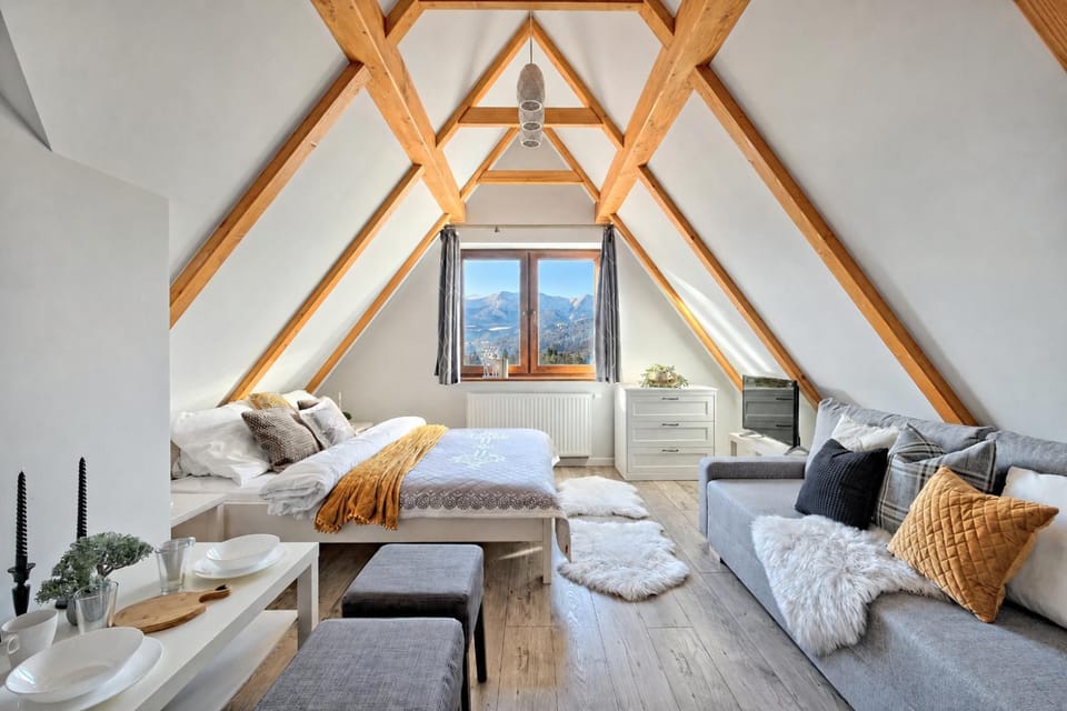 Bed, Living room, Photo of the whole room, Seating area, Bedroom, towels