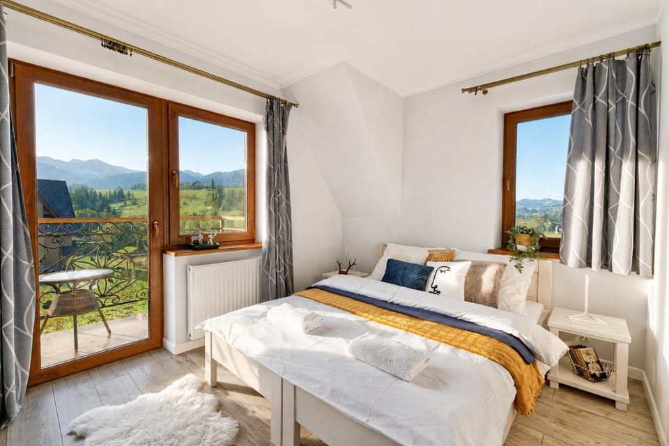 Bed, View (from property/room), Balcony/Terrace, Photo of the whole room, Bedroom, Mountain view, towels