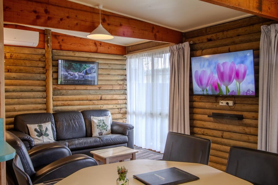 Communal lounge/ TV room, TV and multimedia, Living room, Seating area, Dining area