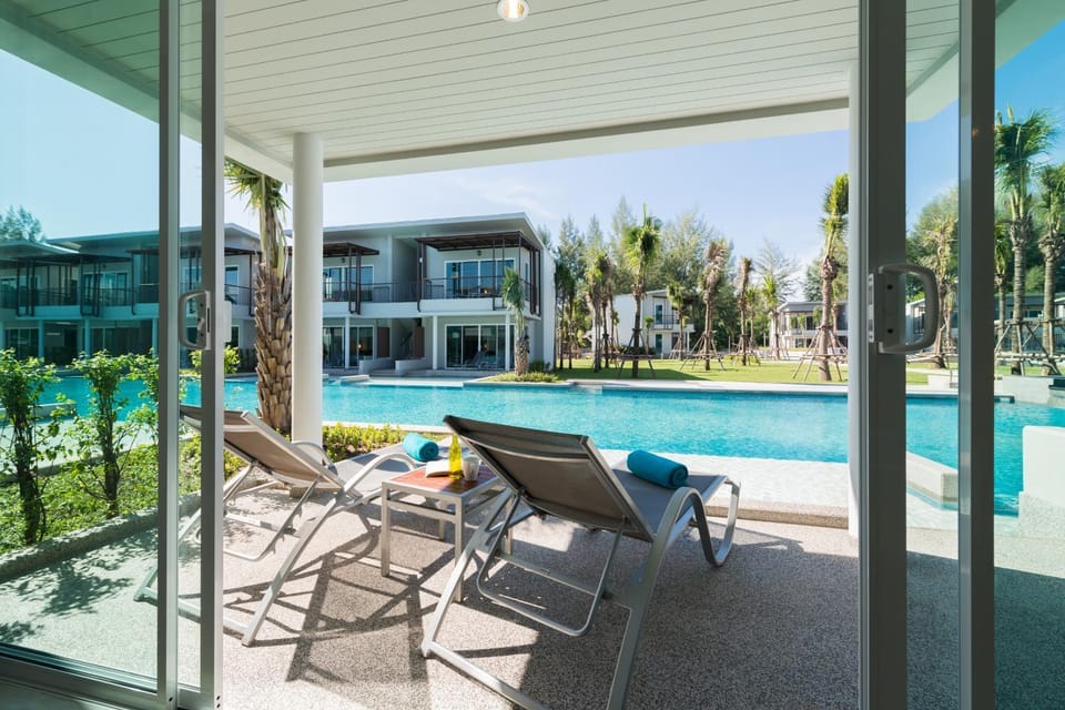 Seating area, Pool view