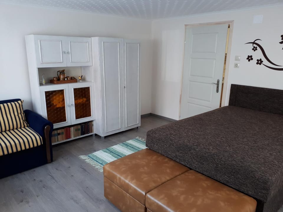 Bedroom, wardrobe