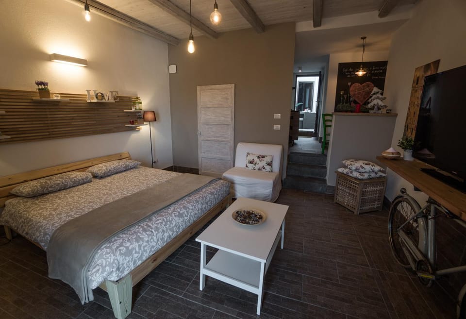 Photo of the whole room, Bedroom