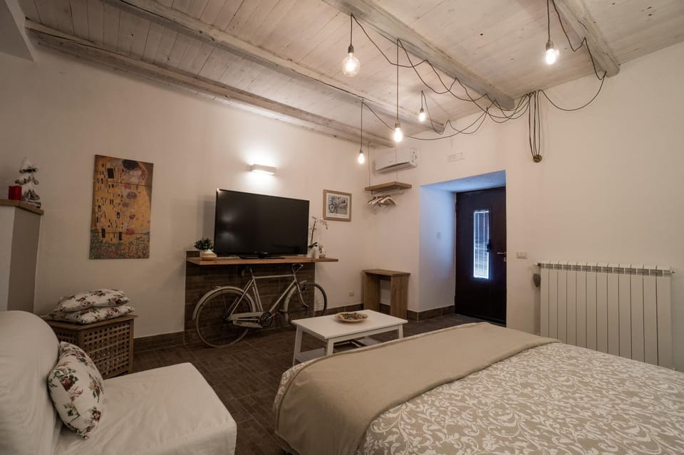 TV and multimedia, Photo of the whole room, Bedroom