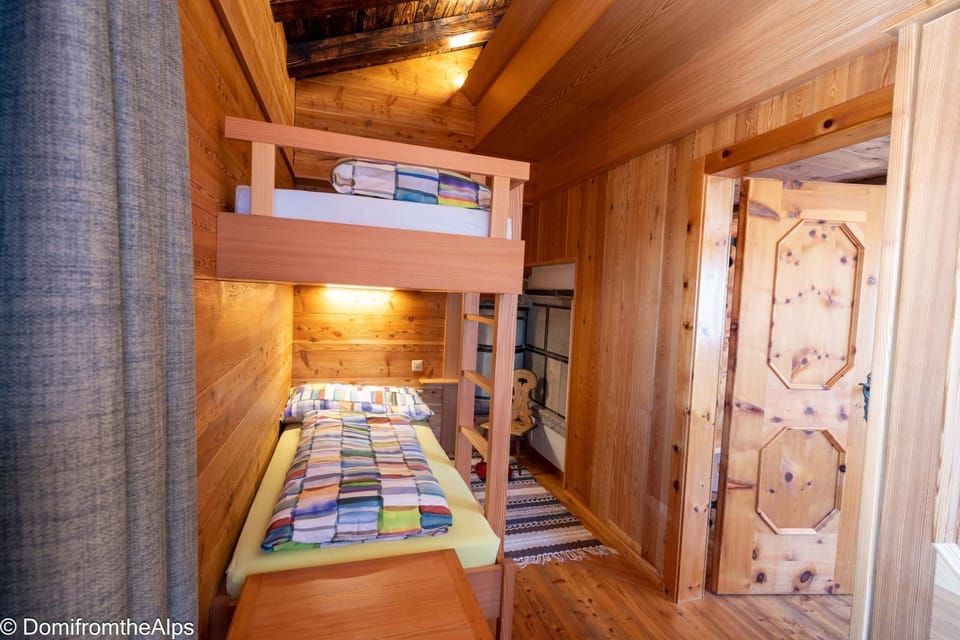 Photo of the whole room, Decorative detail, Bedroom, children, bunk bed, pet friendly