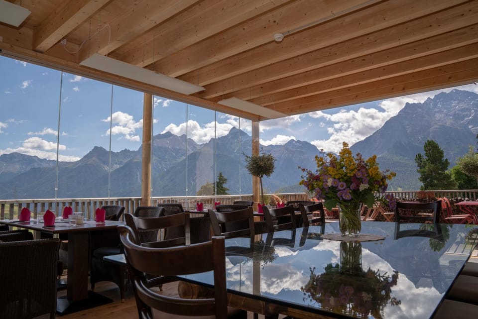 Restaurant/places to eat, Seating area, Mountain view, Breakfast