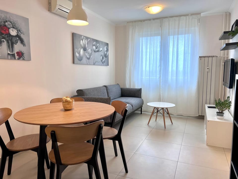Living room, Seating area, Dining area, air conditioner