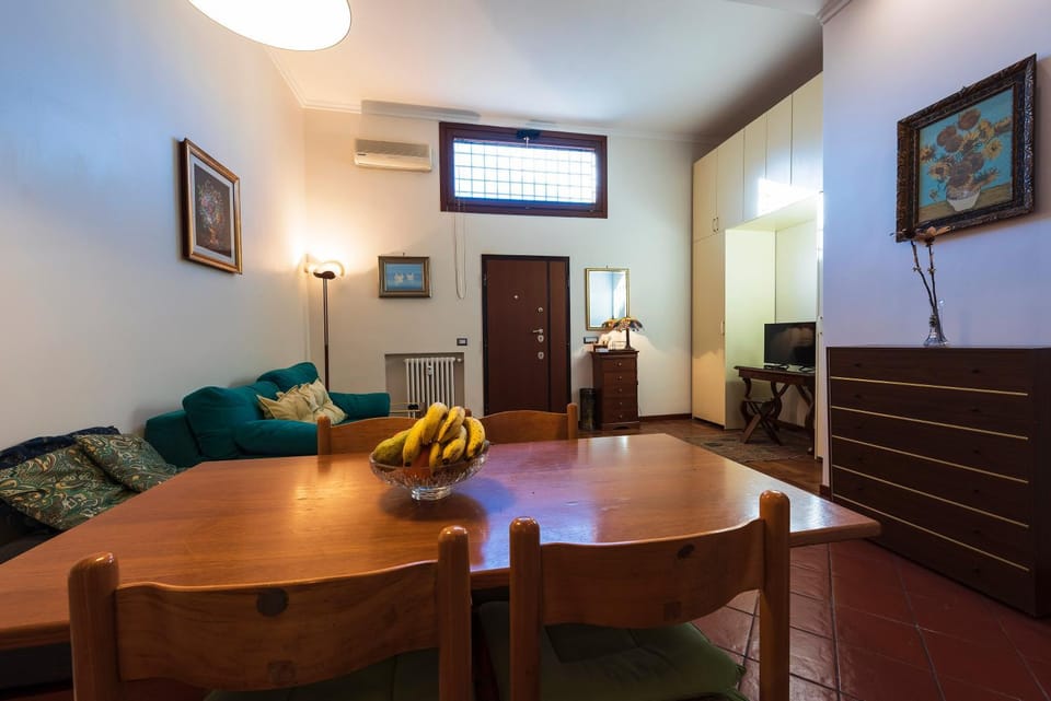Living room, Photo of the whole room, Decorative detail, Seating area, Dining area