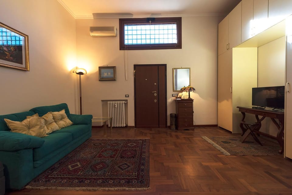 Living room, Photo of the whole room, Seating area