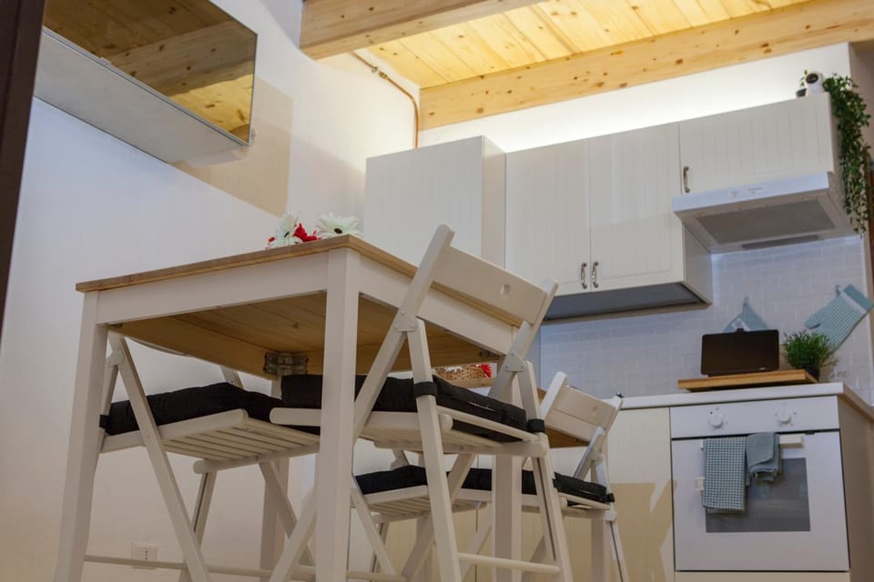 Kitchen or kitchenette, Dining area, stove