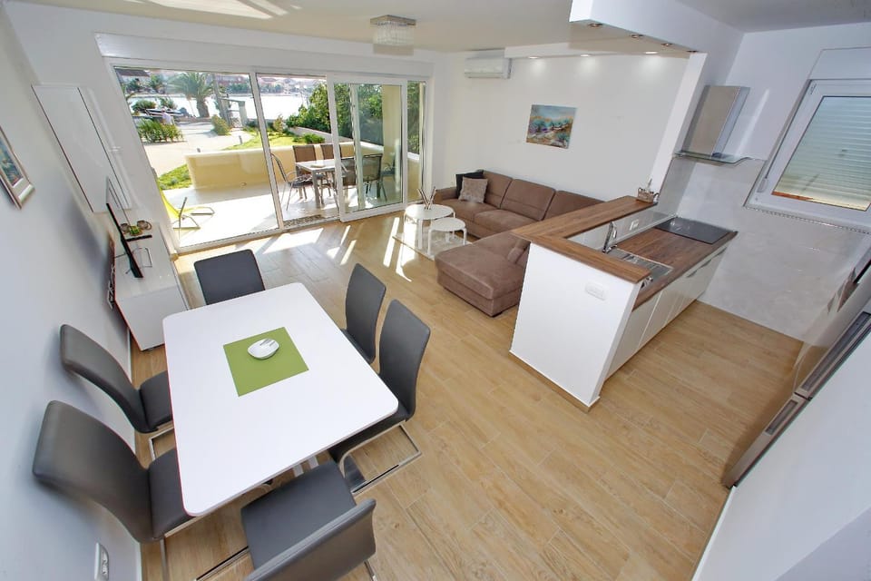Coffee/tea facilities, Kitchen or kitchenette, Living room, Dining area