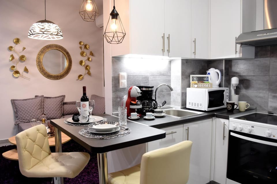 Kitchen or kitchenette, Dining area, stove