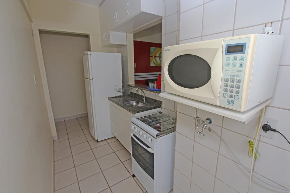 Kitchen or kitchenette, microwave, minibar, oven, stove