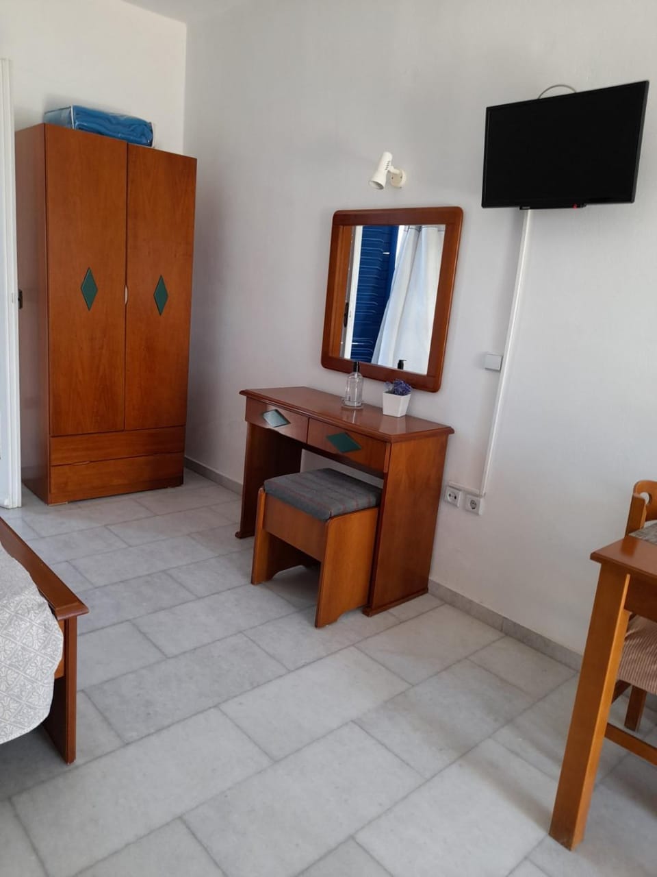 TV and multimedia, Photo of the whole room, Sea view, hair dresser, wardrobe