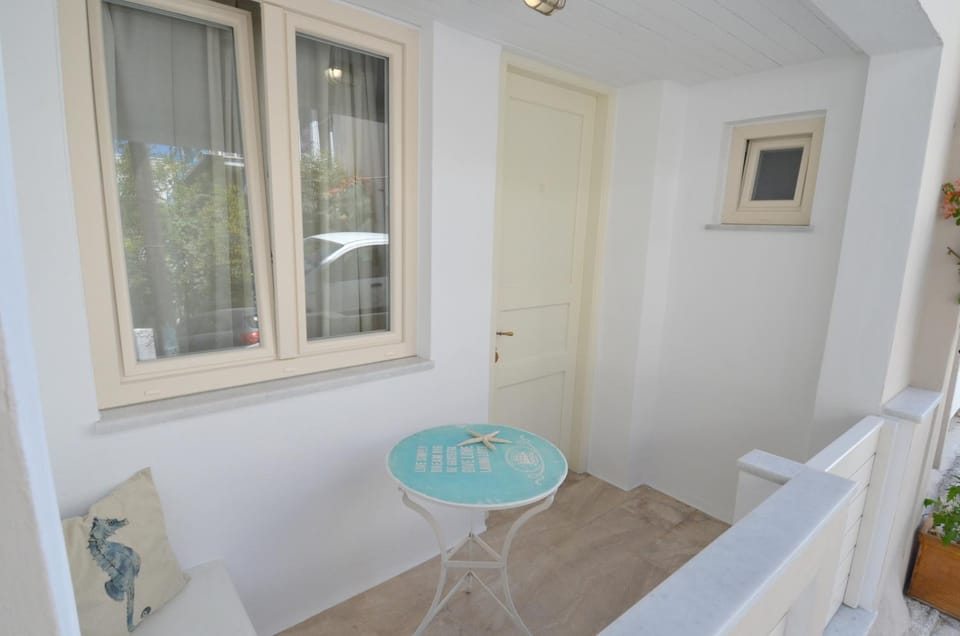 Facade/entrance, Balcony/Terrace