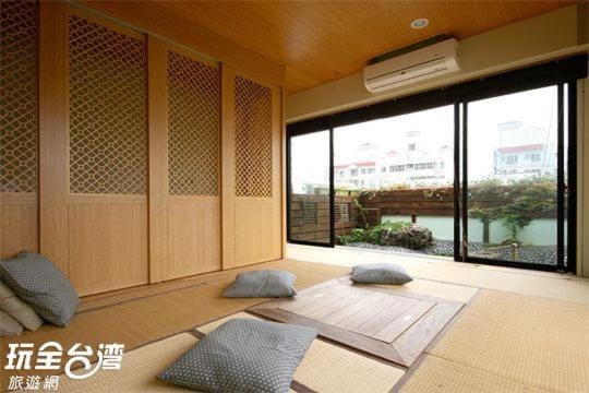 Photo of the whole room, air conditioner